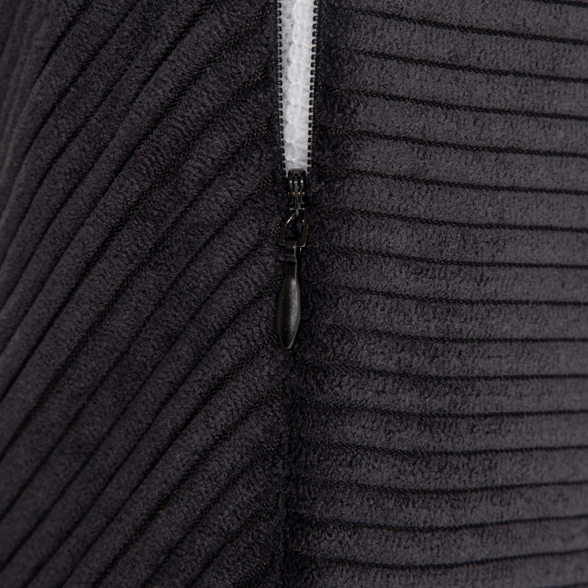 Poszewka FALLERE Black Corduroy Cushion Cover 46x46 cm