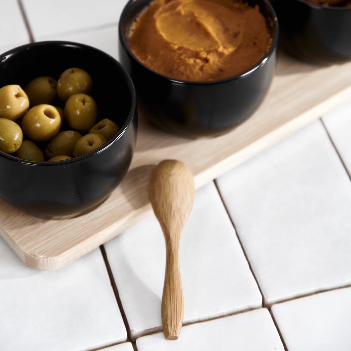 Set of serving bowls Set of 3 FINCAN Black Ceramic Serving Bowls with Bamboo Board