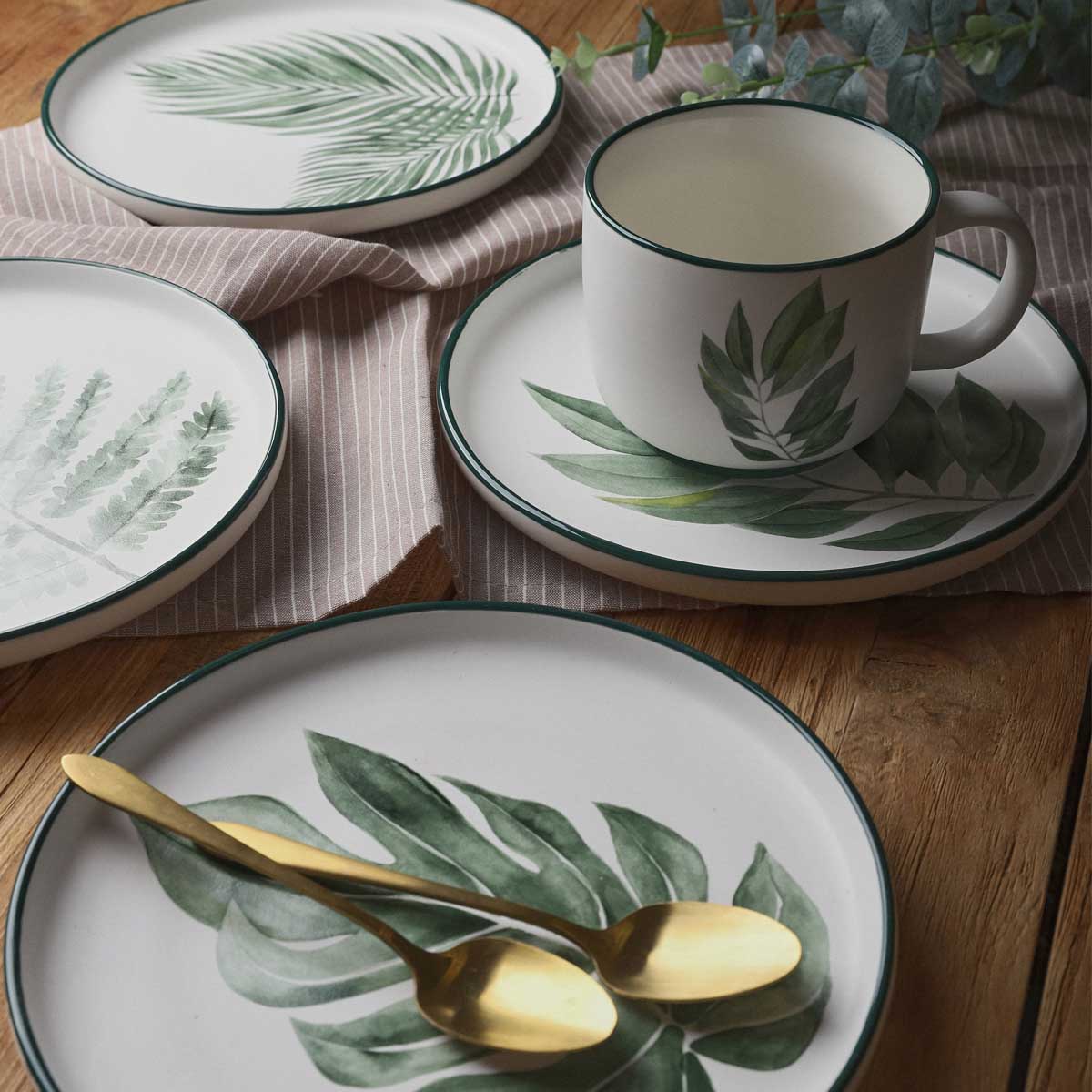 BLYDE Porcelain Plate with Rubberwood Leaf Design 20cm