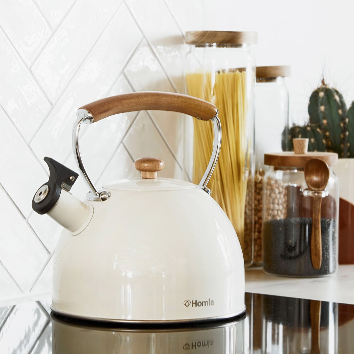 VIRGEN Cream Kettle with Wooden Handle 2.5L