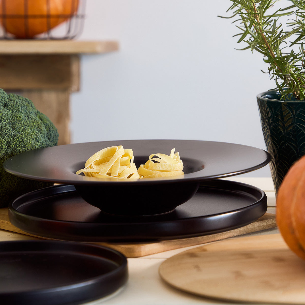 FAMELIO Black Pasta Plate 28.5cm Durable Dolomite Ceramic