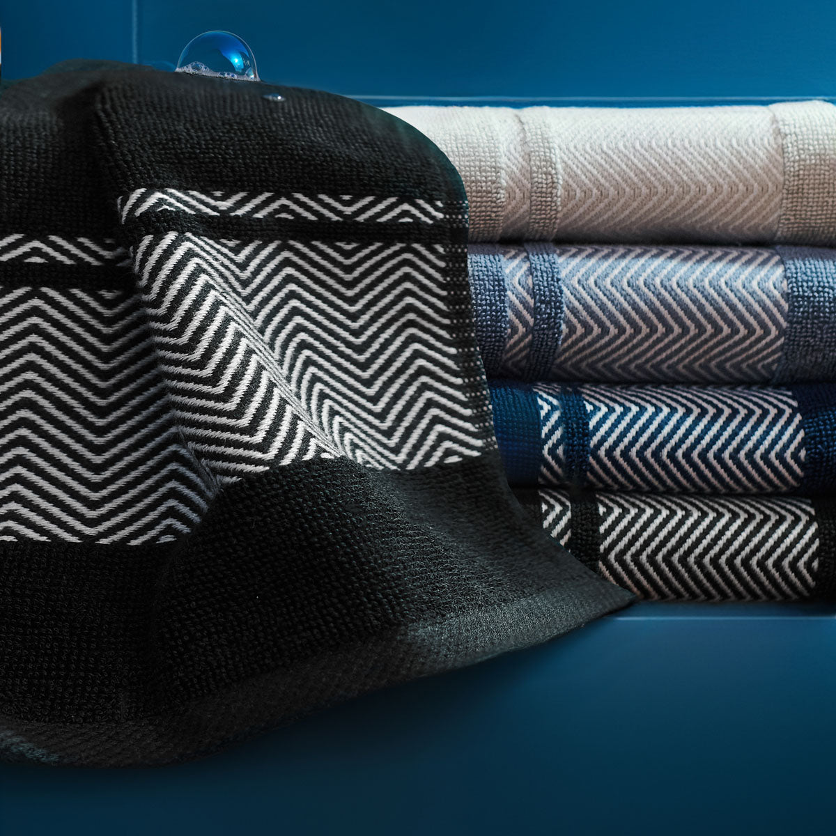 MAIARA Black Cotton Towel with Decorative Stitching 50x90 cm
