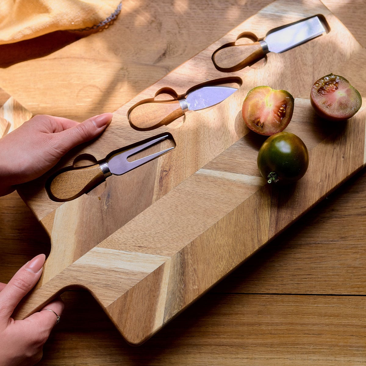 NEVADO Serving Board with 3 Knives - Natural Wood Cheese Board