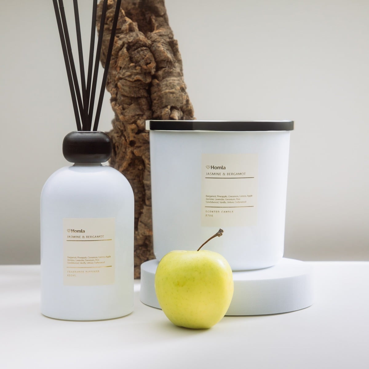 AURA Jasmine & Bergamot Scented Candle 870g