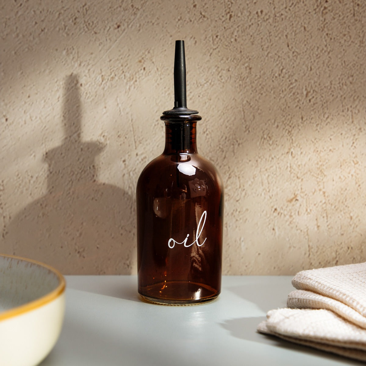 Versare Amber Glass Oil Bottle 0.25L for Precise Pouring