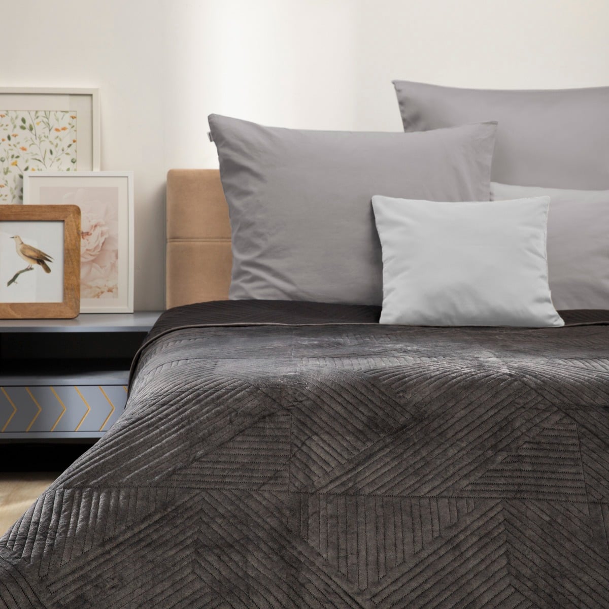 Quilted bedspread AURUM Quilted Black Velvet Bedspread 220x240 cm