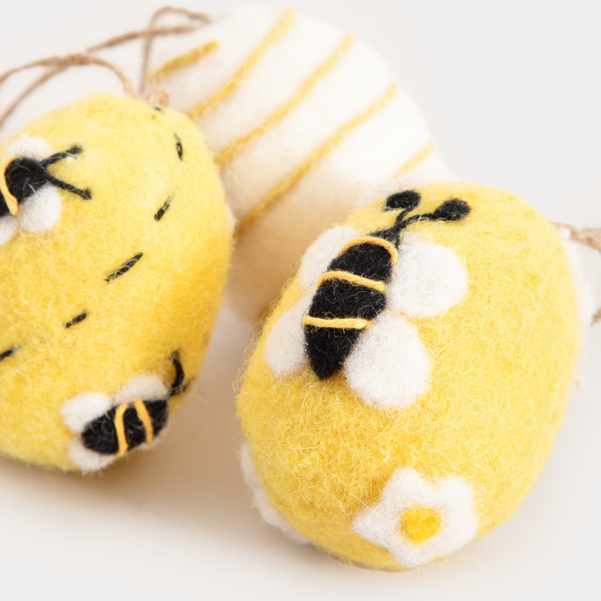 Set of hangers Set of 6 EIER Felt Egg Hanging Ornaments with Bee Motif