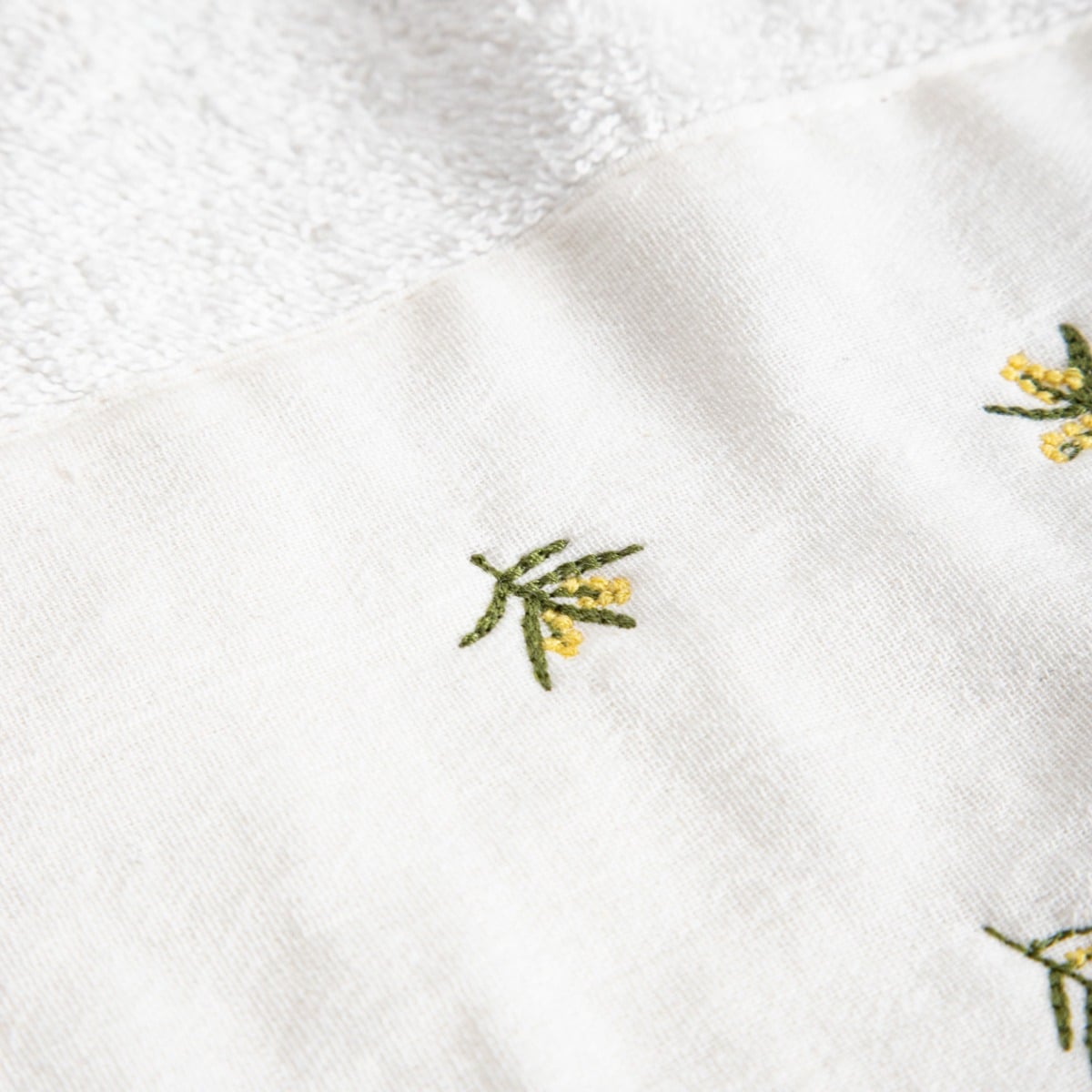 YORK Towel with Decorative Embroidery 50x90 cm
