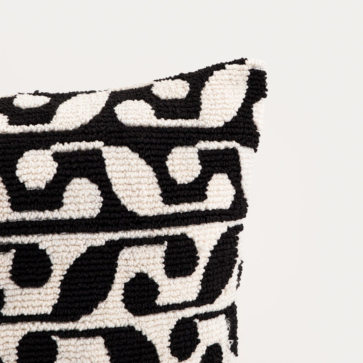 VIKAS Black and White Loop Knitted Pillowcase 45x45cm
