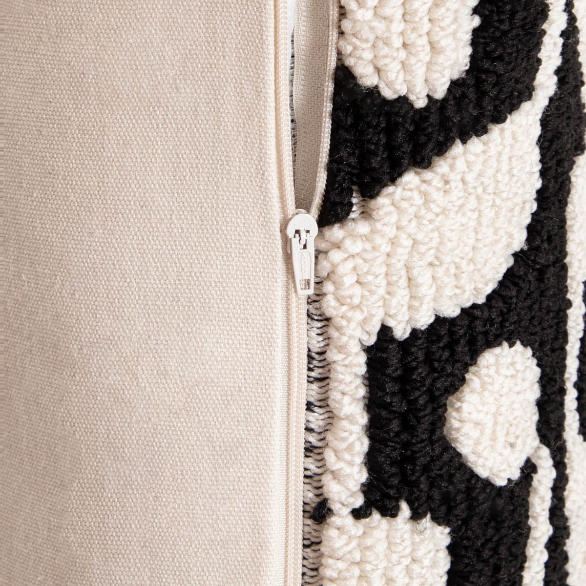 VIKAS Black and White Loop Knitted Pillowcase 45x45cm