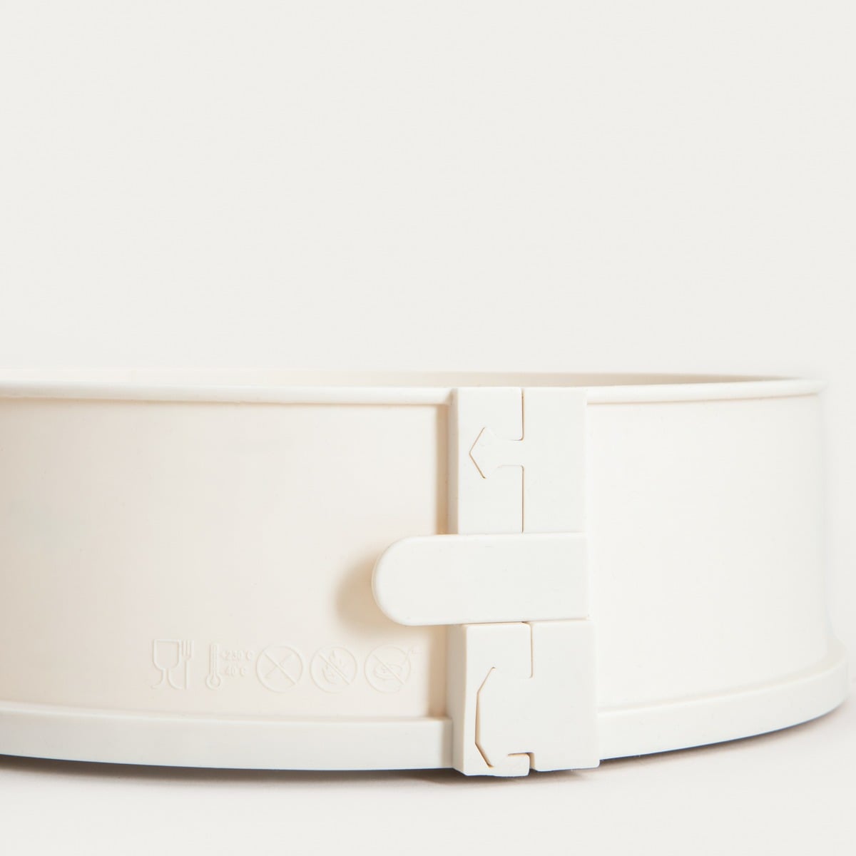ALBAS Ceramic Cake Tray with Silicone Rim 29x12.5 cm