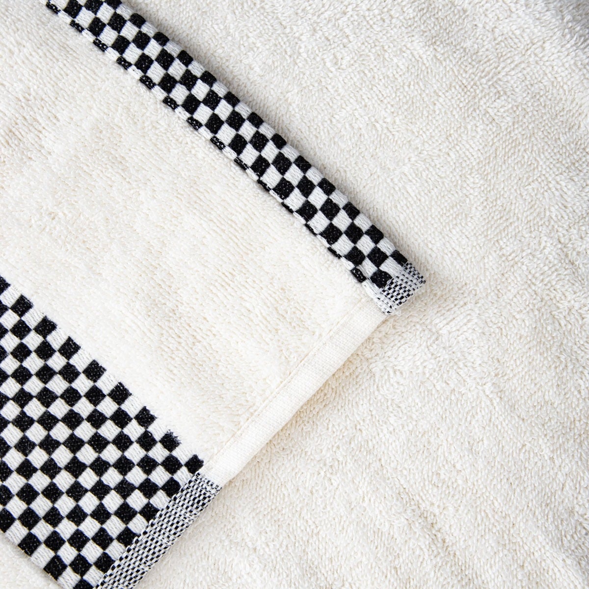 Towel TIVA Bath Towel with Black Check Pattern 70x130 cm