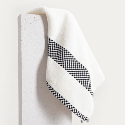 Towel TIVA Bath Towel with Black Check Pattern 70x130 cm