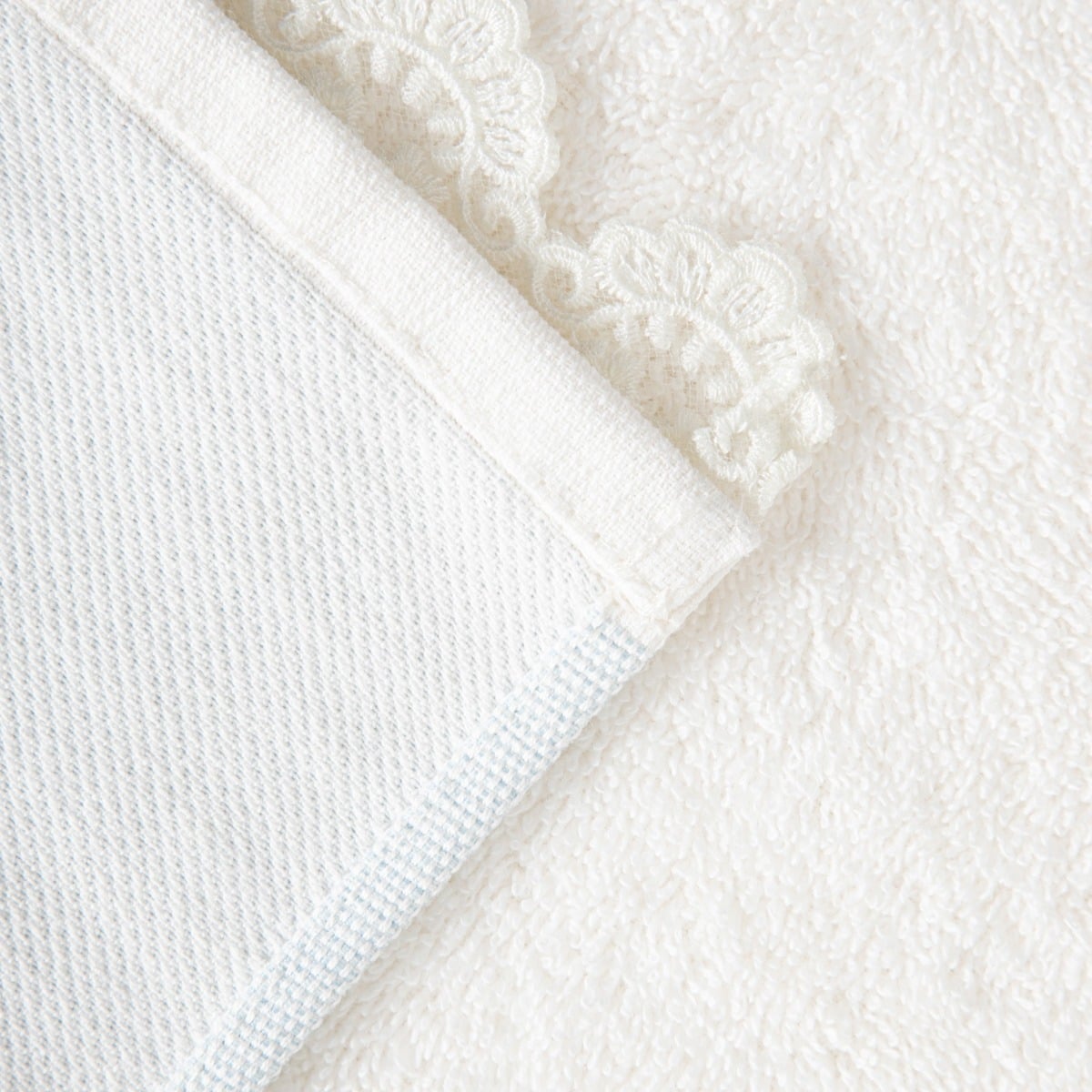 VELIA Towel with Decorative Blue Embroidery 70x130 cm